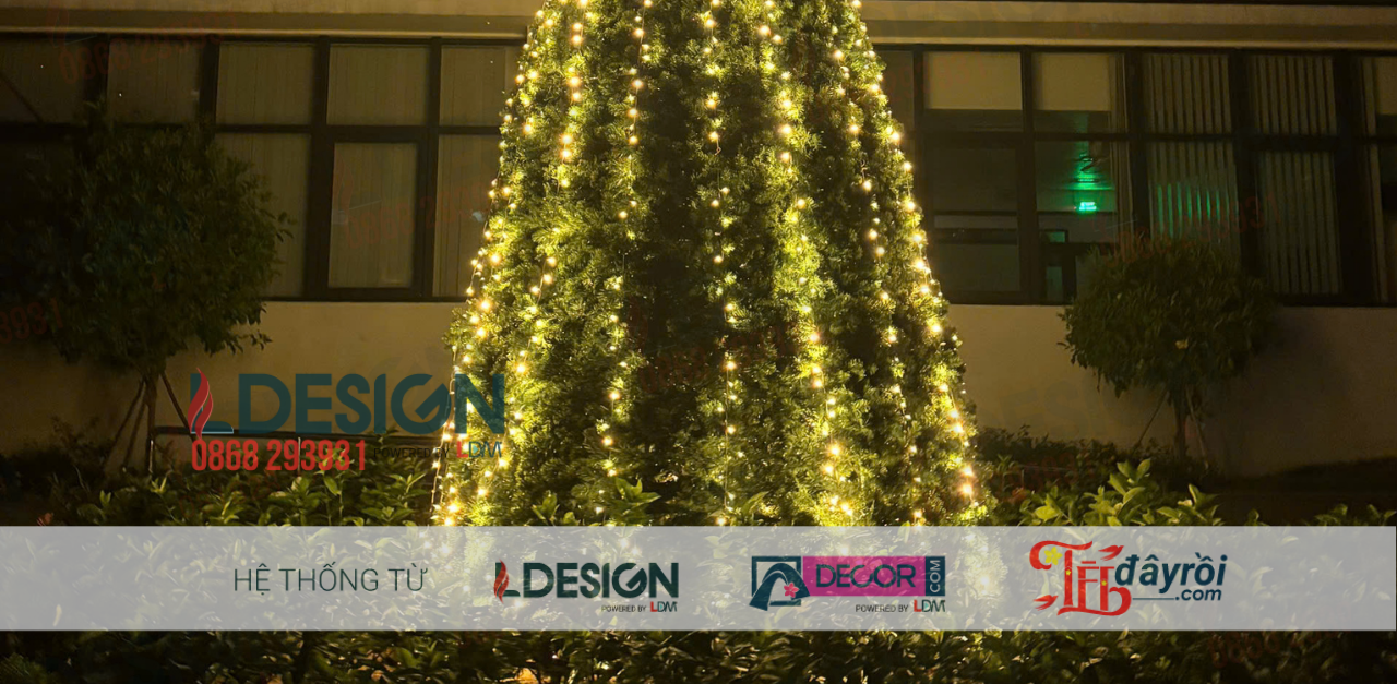 Giant Christmas Tree Decoration at Vinschool Central Park