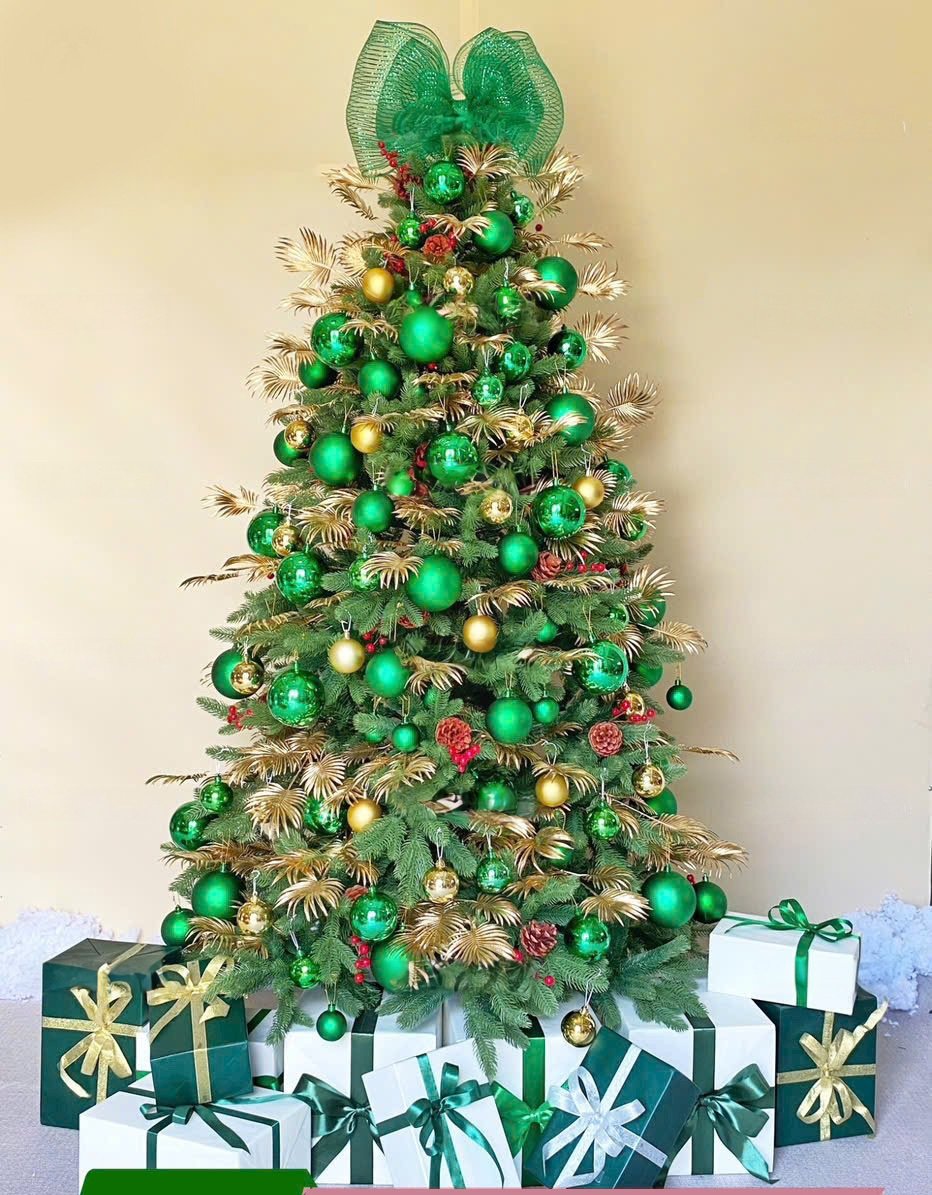 Green and gold Christmas tree concept for showrooms and business lobbies