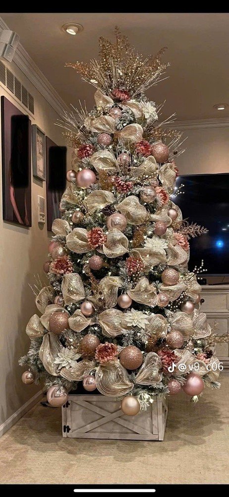 Ảnh chi tiết trang trí, phụ kiện và concept cây thông Noel khổ lớn - Checklist nhanh trước khi thuê cây thông Noel 6m cho mùa lễ hội