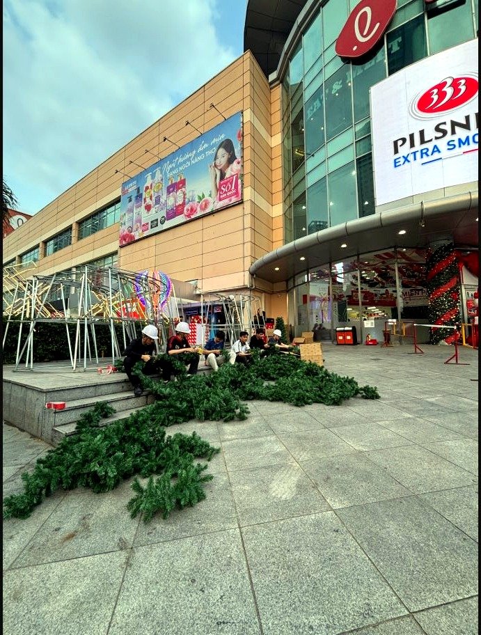 Mặt bằng plaza ảnh hưởng đến giá thuê cây thông Noel 12m
