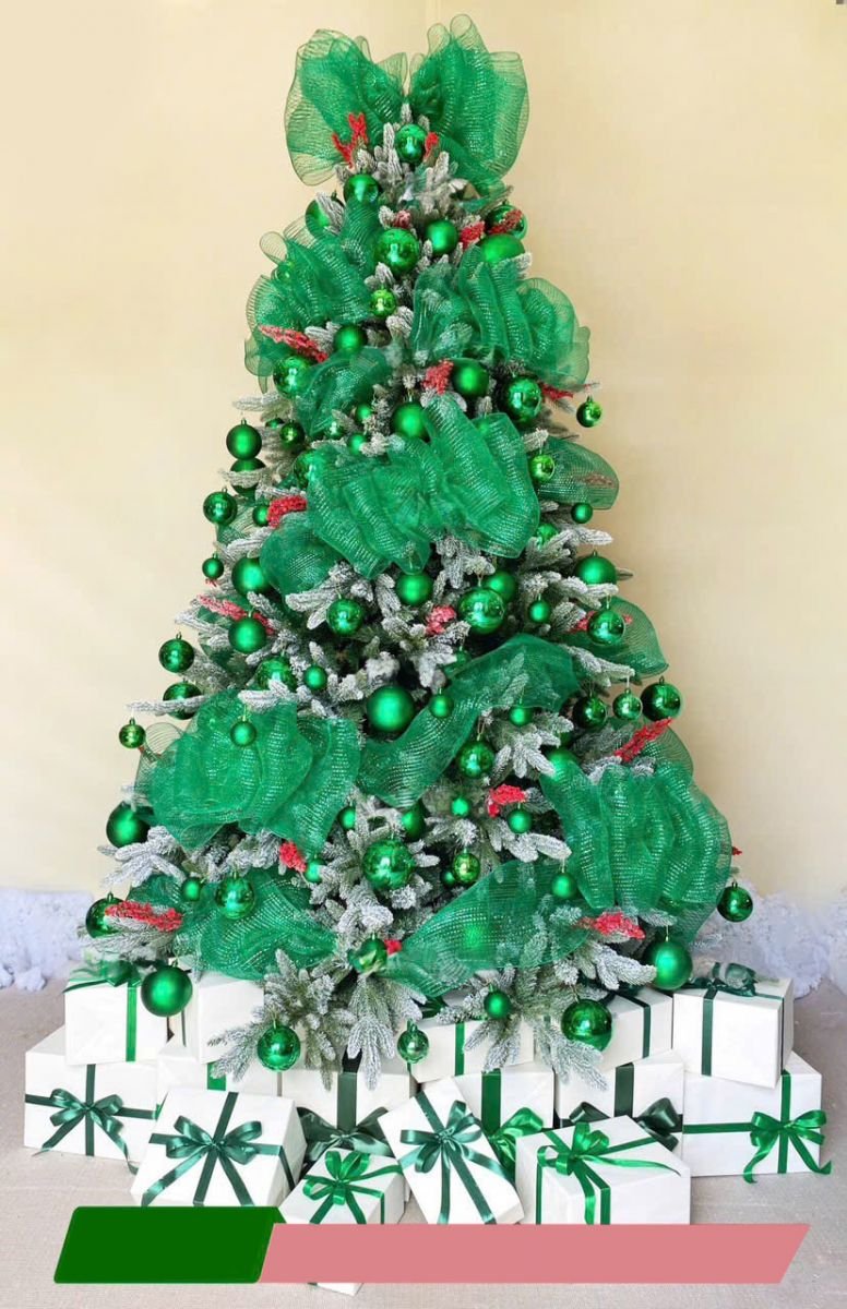 Chi tiết trang trí cây thông Noel xanh với hộp quà và phụ kiện đồng bộ