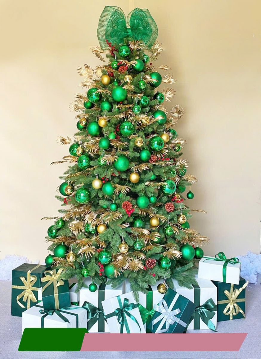 Mẫu cây thông Noel xanh vàng dùng làm gợi ý concept trang trí doanh nghiệp